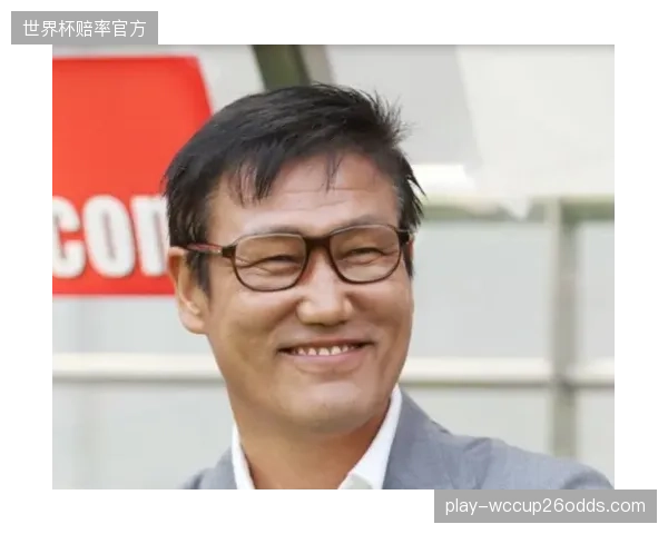 主教练巴泽利召回36岁老将汤米·史密斯，意在利用其2010年世界杯经验稳定更衣室，为年轻球员减压。